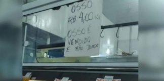 “Osso é vendido e não dado”, anuncia comerciante em cartaz na cidade de Florianópolis