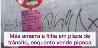 Mãe amarra filha em placa de trânsito enquanto vende pipoca