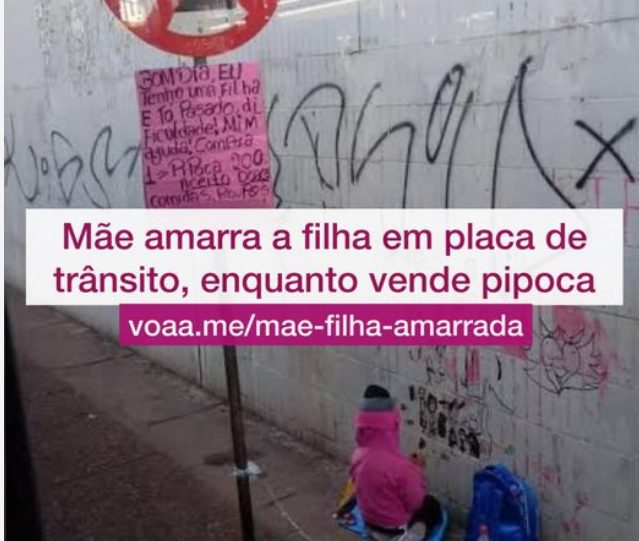 Mãe amarra filha em placa de trânsito enquanto vende pipoca