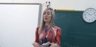 Professora de anatomia dá aula com traje de corpo inteiro que mapeia o corpo humano em detalhes