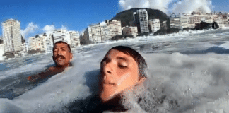 Surfista que quase se afogou filmou seu próprio resgate