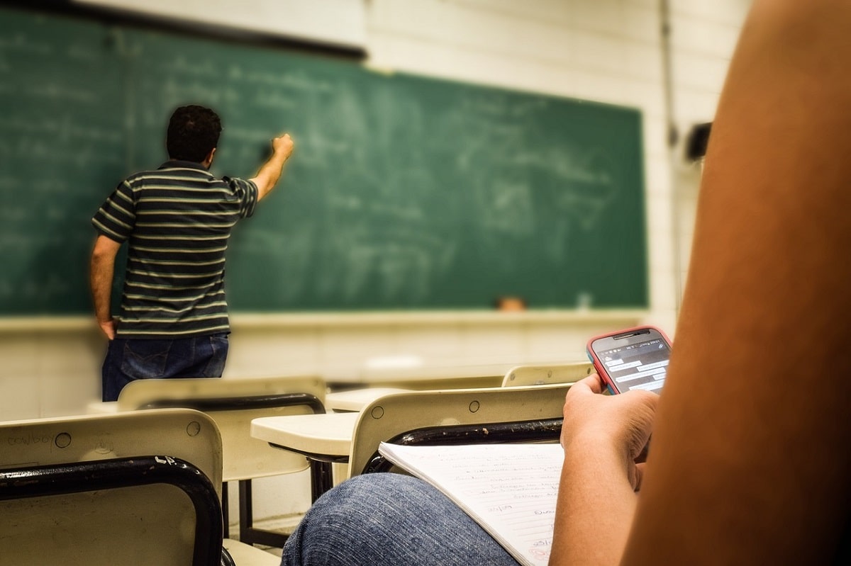 sabervivermais.com - Escola australiana observa mudanças significativas após proibir alunos de levar celular