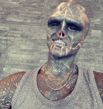 sabervivermais.com - Conhe&ccedil;a o jovem que se transformou em um 'alien negro', ele diz sofrer por n&atilde;o conseguir encontrar emprego (v&iacute;deo)