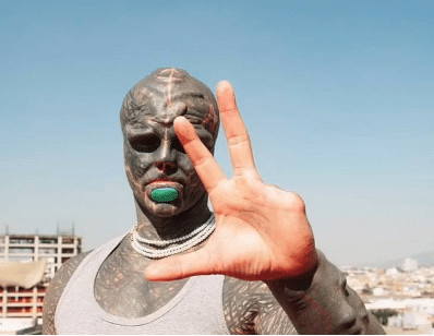 sabervivermais.com - Conhe&ccedil;a o jovem que se transformou em um 'alien negro', ele diz sofrer por n&atilde;o conseguir encontrar emprego (v&iacute;deo)