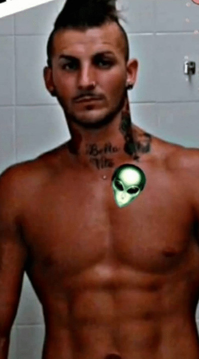 sabervivermais.com - Conhe&ccedil;a o jovem que se transformou em um 'alien negro', ele diz sofrer por n&atilde;o conseguir encontrar emprego (v&iacute;deo)