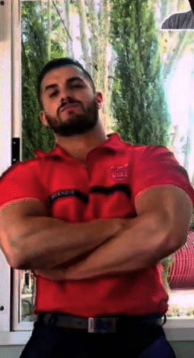sabervivermais.com - Conhe&ccedil;a o jovem que se transformou em um 'alien negro', ele diz sofrer por n&atilde;o conseguir encontrar emprego (v&iacute;deo)