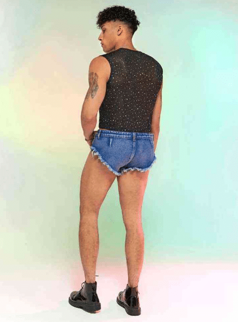 Marca de roupas é muito criticada por vender shorts jeans minúsculos para homens