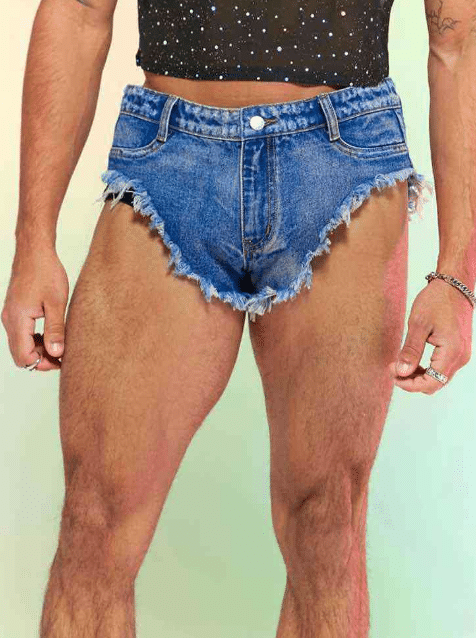 Marca de roupas é muito criticada por vender shorts jeans minúsculos para homens