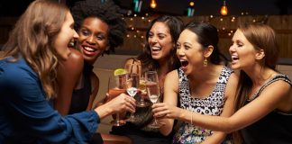 Sair com as amigas é tão importante para a saúde quanto fazer ginástica ou terapia, diz psiquiatra.