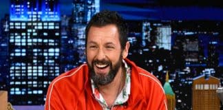 Fãs de Adam Sandler descobrem por que as mesmas pessoas aparecem em todos seus filmes