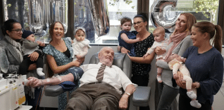 Morre aos 88 anos o australiano cujo sangue raro salvou mais de 2 milhões de bebês