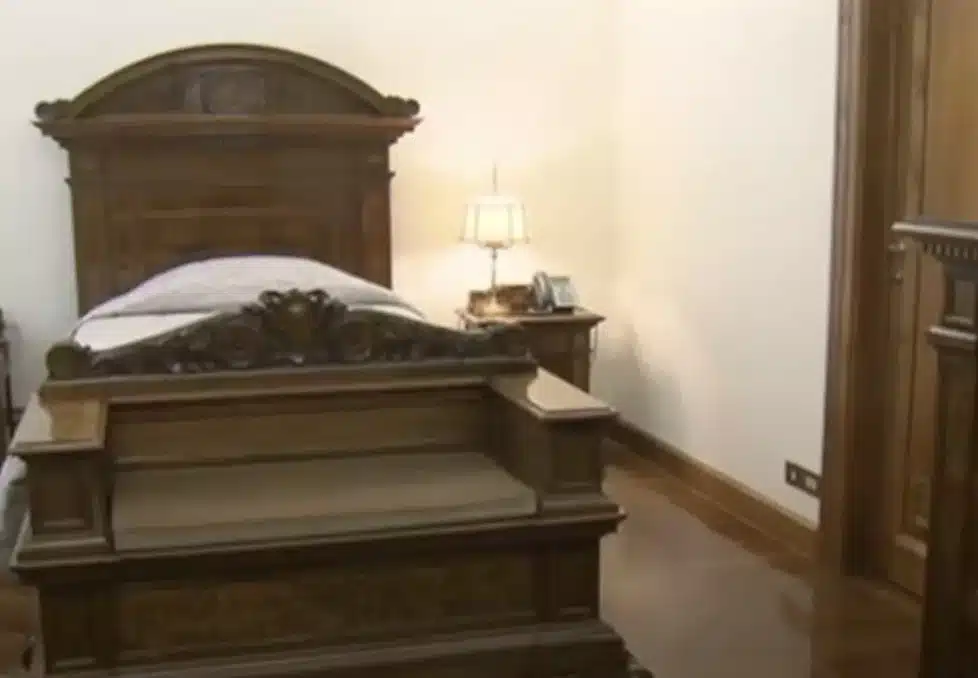 sabervivermais.com - Pessoas ficam chocadas ao ver o quarto do Papa Francisco — Veja a história por trás da  simplicidade