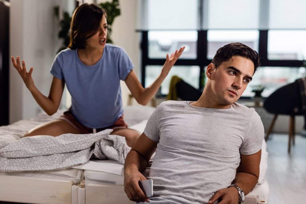 7 Sinais psicológicos de que seu parceiro pode não querer mais ficar com você