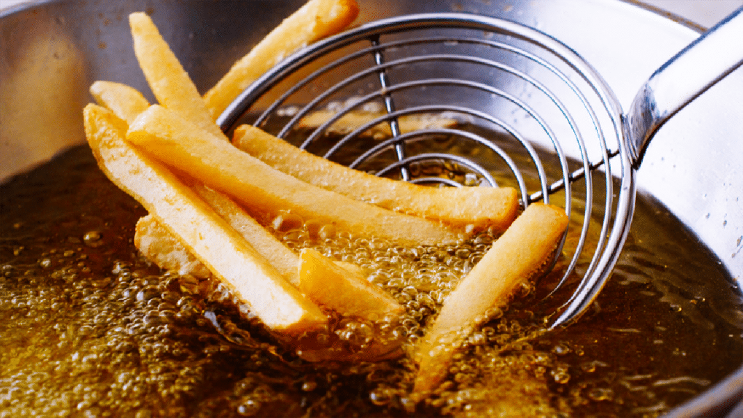 POR QUE O ÓLEO QUENTE ESPIRRA QUANDO FAZEMOS FRITURAS?