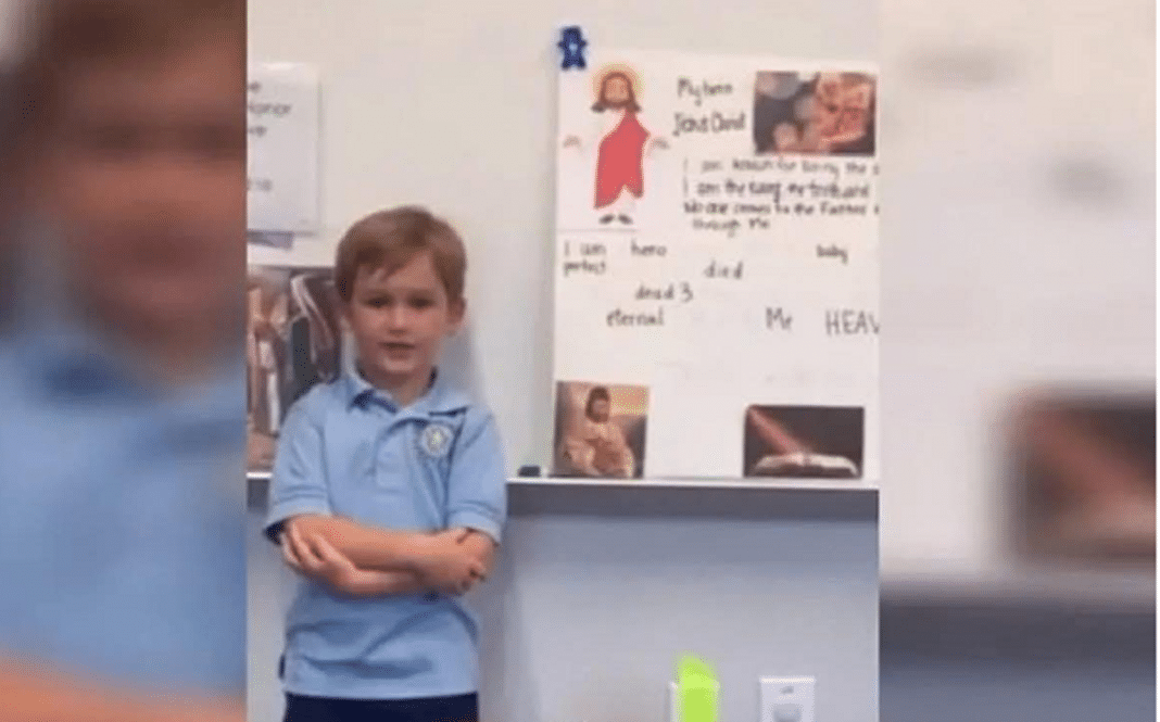 Menino viraliza ao apresentar Jesus Cristo como seu herói em trabalho escolar