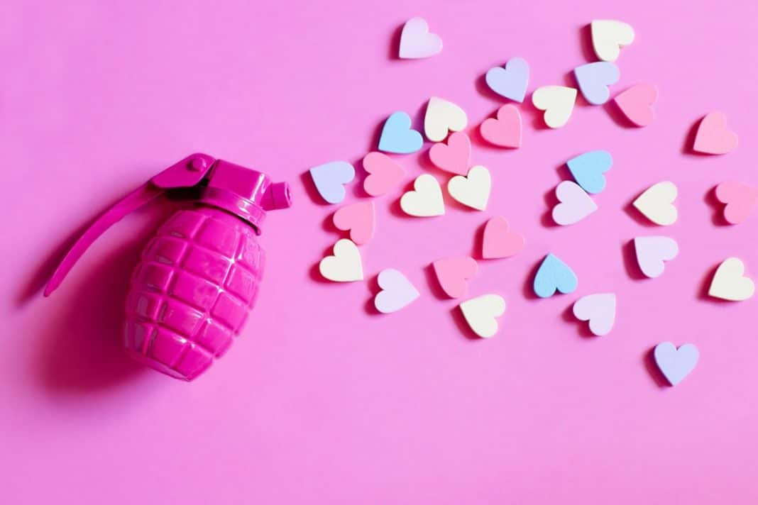Cuidado: o Love Bombing pode parecer paixão, mas existe um lado oculto