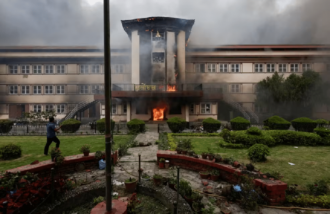 Parlamento do Nepal em chamas após bloqueio de redes sociais