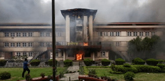 Parlamento do Nepal em chamas após bloqueio de redes sociais