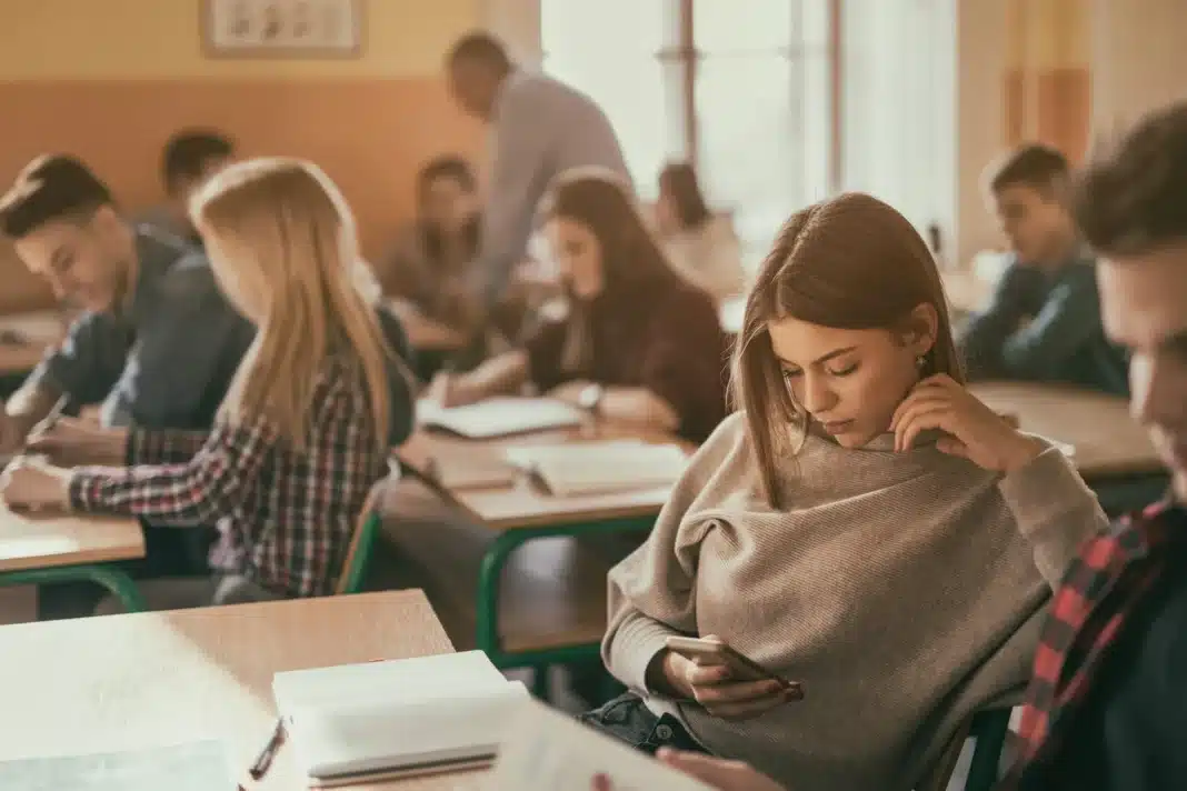25 anos olhando para a tela: estudo alerta para uso excessivo do celular