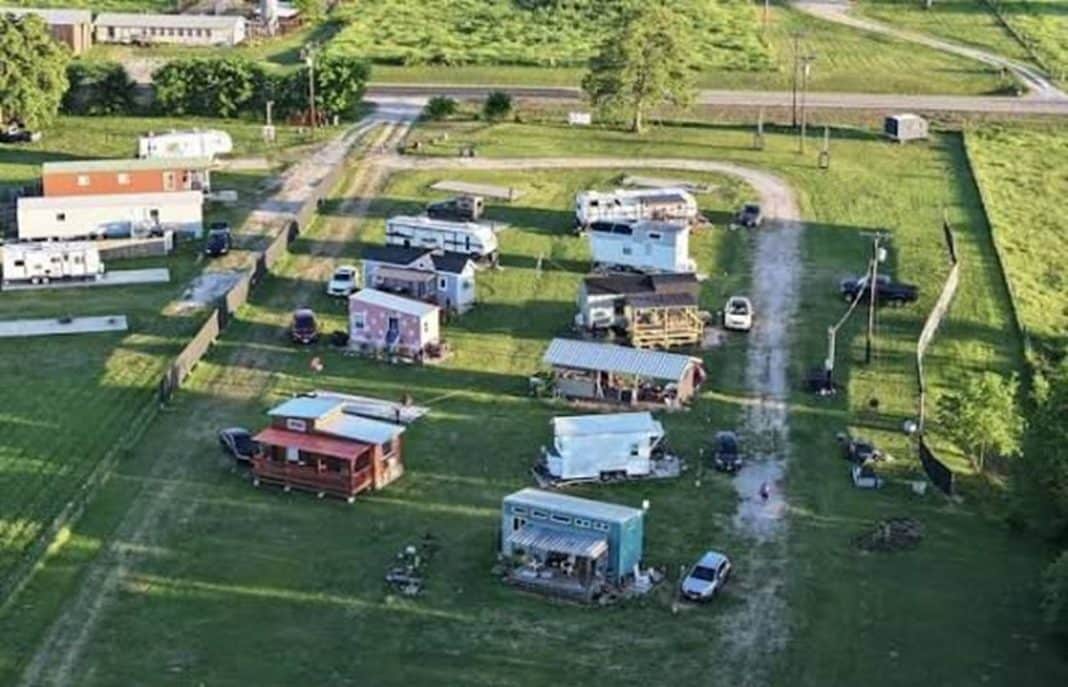 57e6c3ef-8157-4887-99c9-396fa9cb1737 Mulheres constroem vila onde homens são proibidos