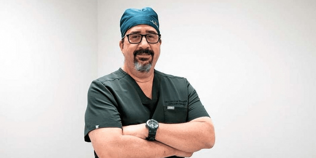 “Esse médico ora antes de cada cirurgia — e pacientes dizem que milagres acontecem”