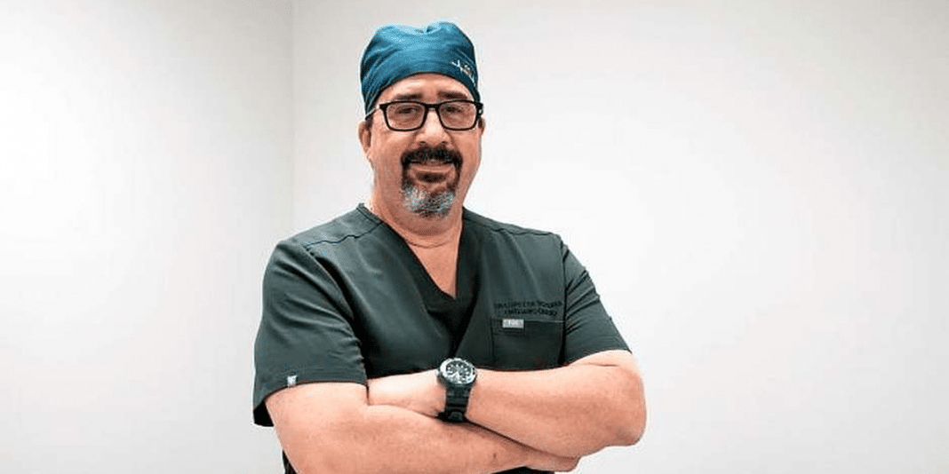 “Esse médico ora antes de cada cirurgia — e pacientes dizem que milagres acontecem”
