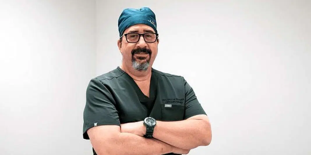 “Esse médico ora antes de cada cirurgia — e pacientes dizem que milagres acontecem”