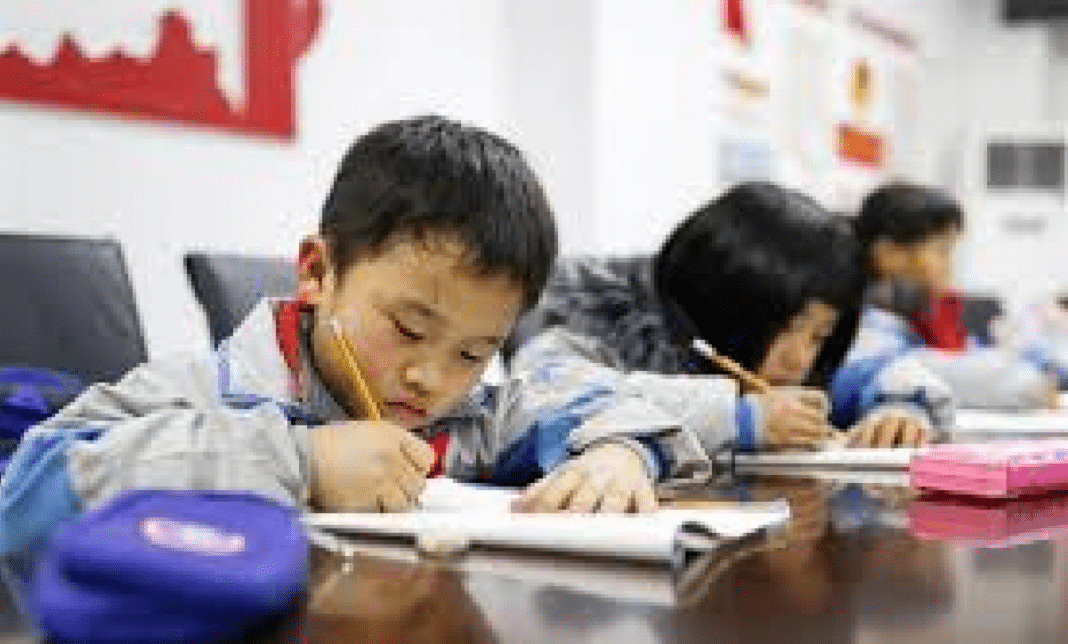A Nova Guerra Fria da Educação: China Estica a Jornada Escolar e Coloca a IA no Centro Para Dominar o Futuro