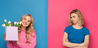 5 gestos corporais para voce identificar uma pessoa invejosa