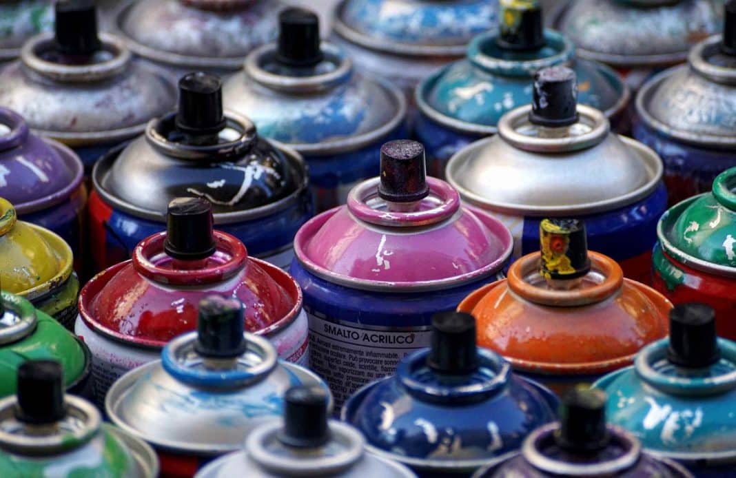 tinta Tinta spray para tecido: como usar e personalizar suas roupas com criatividade