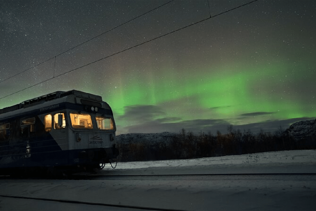 O trem que caça auroras: viagem noturna na Noruega leva turistas ao encontro das luzes do Ártico
