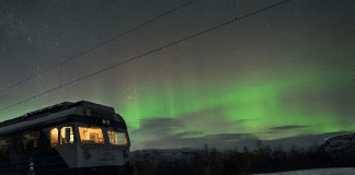 O trem que caça auroras: viagem noturna na Noruega leva turistas ao encontro das luzes do Ártico