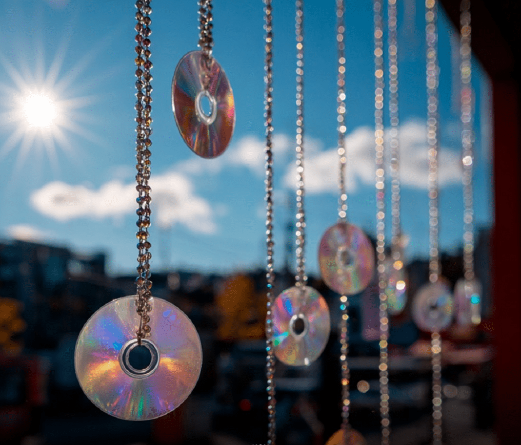 cds Não é decoração, é proteção: Por que as pessoas estão colocando CDs pendurados em janelas?