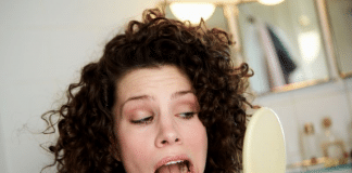 Psicologia explica: o que significa sonhar que os dentes estão caindo.