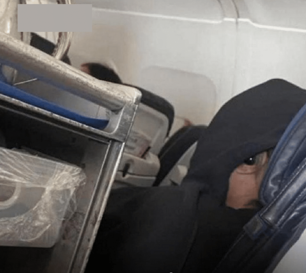 Foto Assustadora em Avião Choca a Internet — Mas a Verdade é Inesperada
