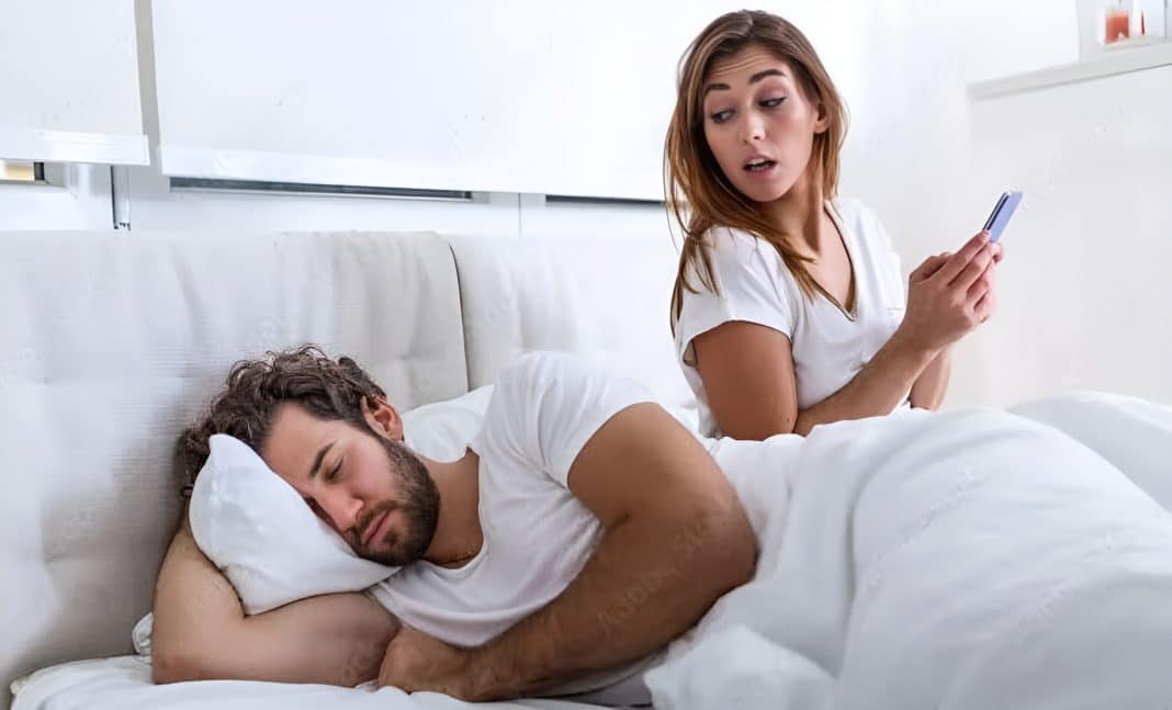 AGORA É CRIME: mexer no celular do parceiro sem ele saber pode dar até 4 anos de prisão