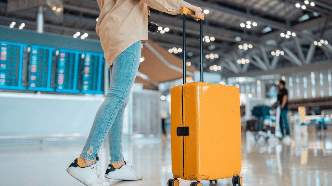 Um funcionário do aeroporto fez um alerta chocante: nunca amarre uma fita na sua bagagem
