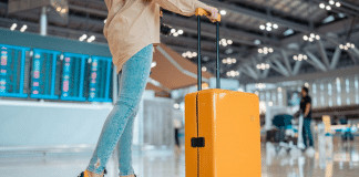 Um funcionário do aeroporto fez um alerta chocante: nunca amarre uma fita na sua bagagem