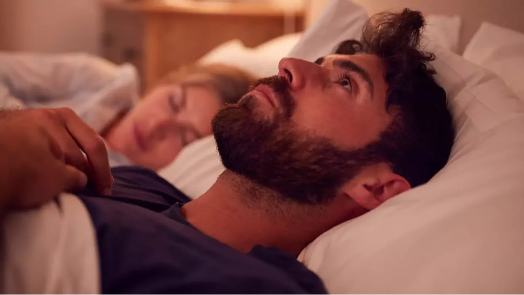 resize Médico Alerta: Ouvir o Próprio Coração ao Deitar Pode Ser um Sinal Preocupante