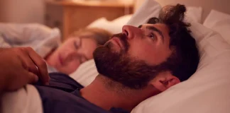 Médico Alerta: Ouvir o Próprio Coração ao Deitar Pode Ser um Sinal Preocupante