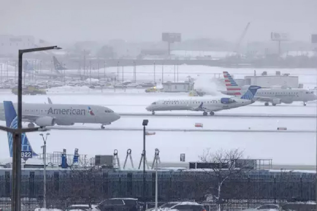Megatempestade de neve paralisa EUA e cancela voos no Brasil em efeito dominó global