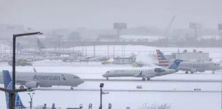 Megatempestade de neve paralisa EUA e cancela voos no Brasil em efeito dominó global