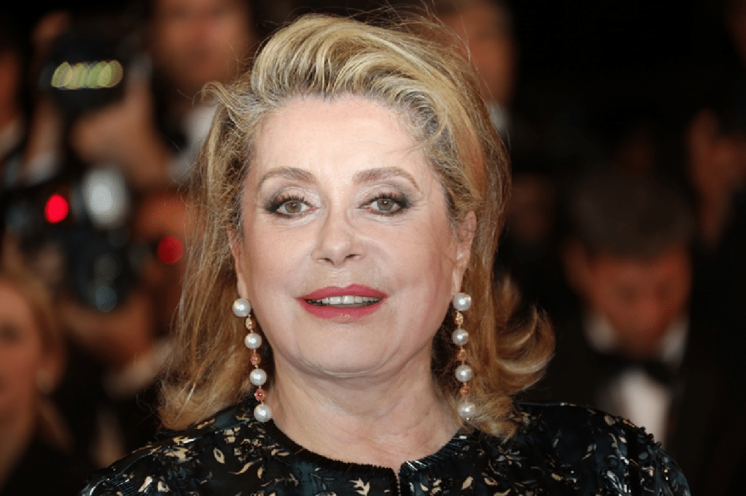 Nada de cremes caros: Catherine Deneuve revela bebida matinal que ajuda a manter a pele bonita aos 81