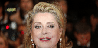 Nada de cremes caros: Catherine Deneuve revela bebida matinal que ajuda a manter a pele bonita aos 81