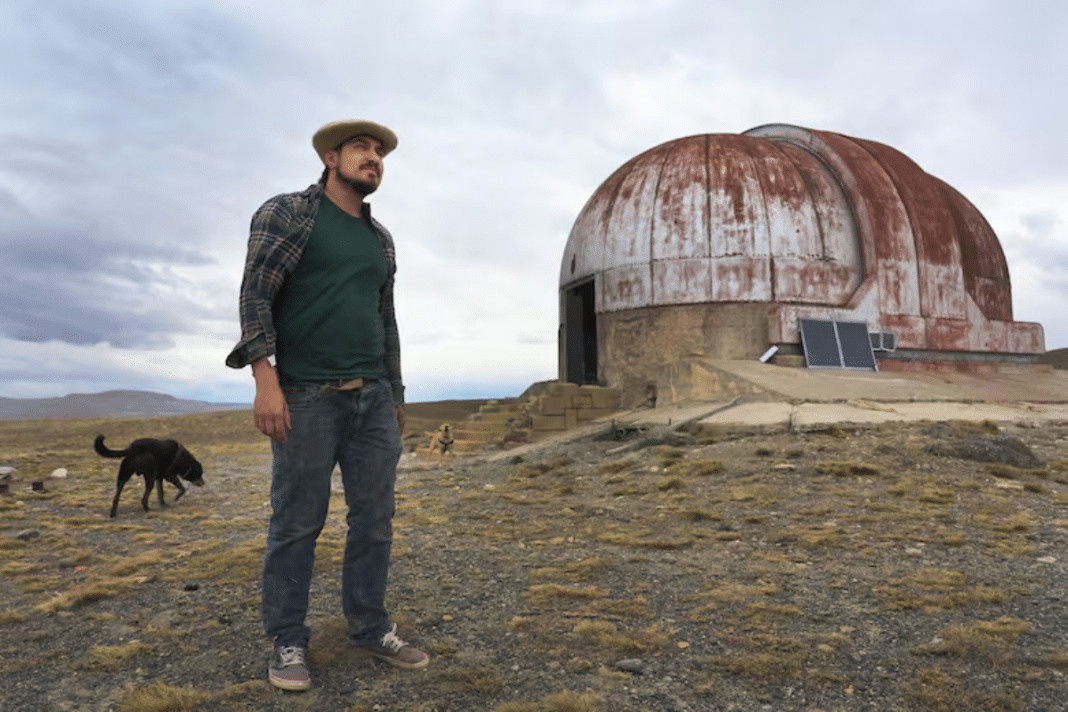 Homem decide viver sozinho em observatório abandonado na Patagônia — e sua história comove o mundo