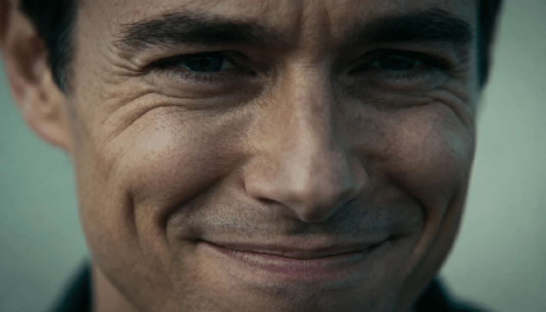 Por que algumas pessoas riem em momentos sérios? A psicologia explica