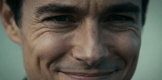 Por que algumas pessoas riem em momentos sérios? A psicologia explica