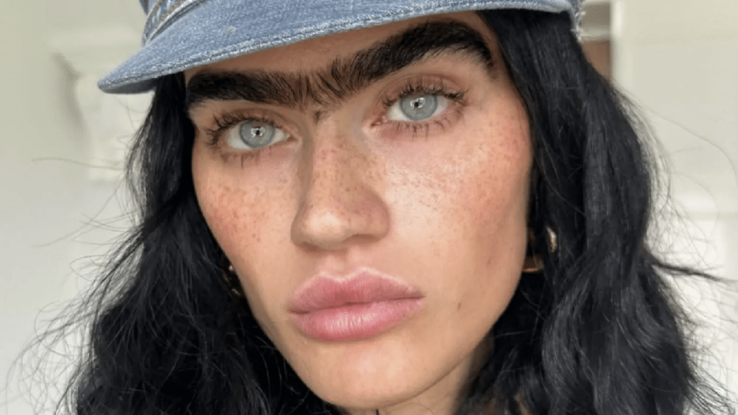 Criticada por sua monocelha, modelo desafia padrões e vira fenômeno na internet