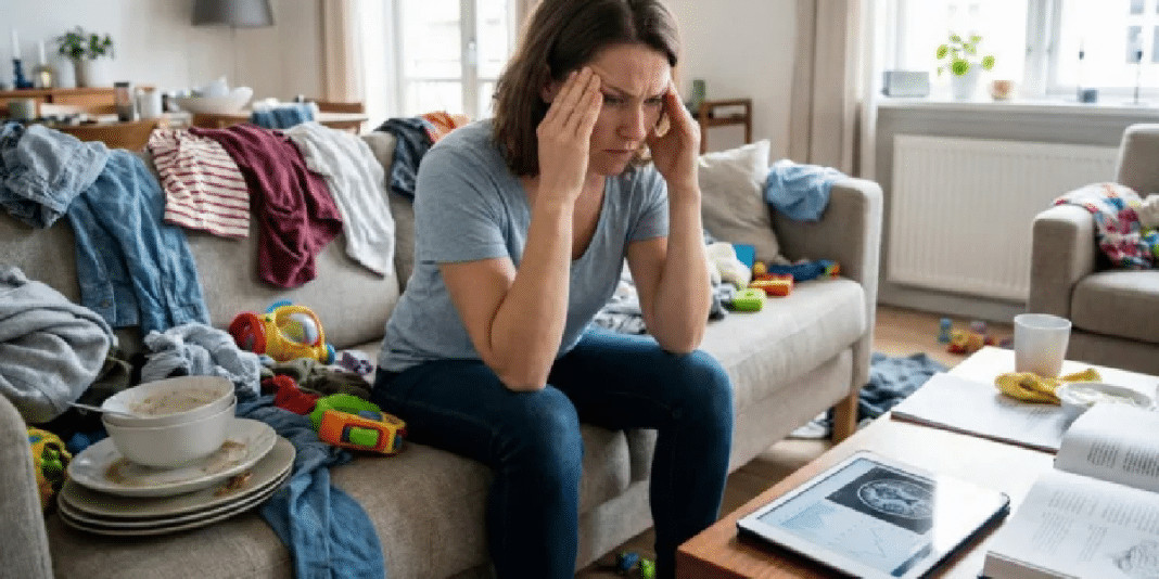 “Casa bagunçada aumenta o estresse”: estudo revela impacto maior em mulheres — e explica por quê