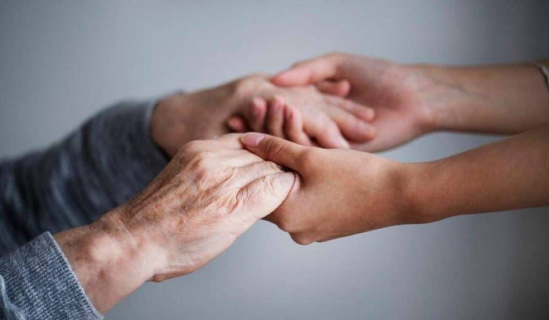 A verdade difícil que descobrimos quando nossos pais começam a envelhecer, segundo a psicologia
